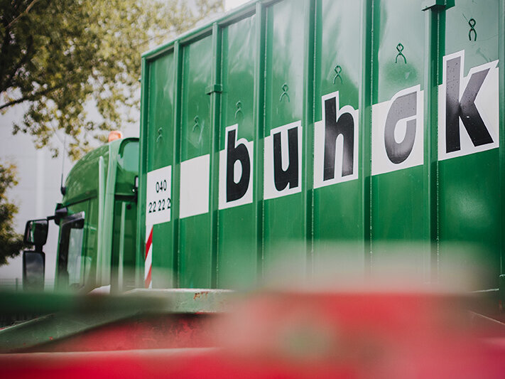 Professionelle Entsorgungskonzepte von Buhck LKW mit Buhck Logo