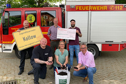 Spendenuebergabe Komposttag Buhck Feuerwehr Kollow  Spendenuebergabe Komposttag Buhck Feuerwehr Kollow